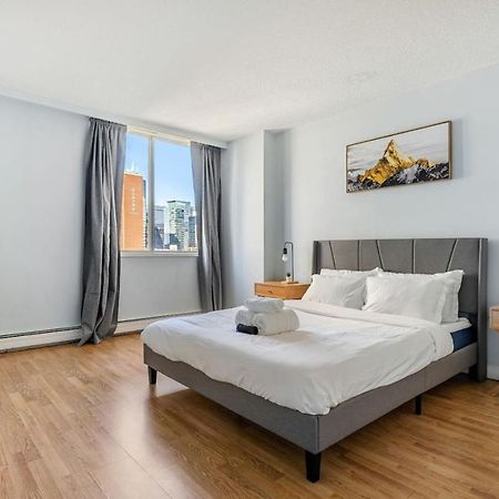 Prime Location Near Jasper Ave With Downtown Views, Netflix, Gym, Sauna, Sleeps 4 Appartement Edmonton Buitenkant foto