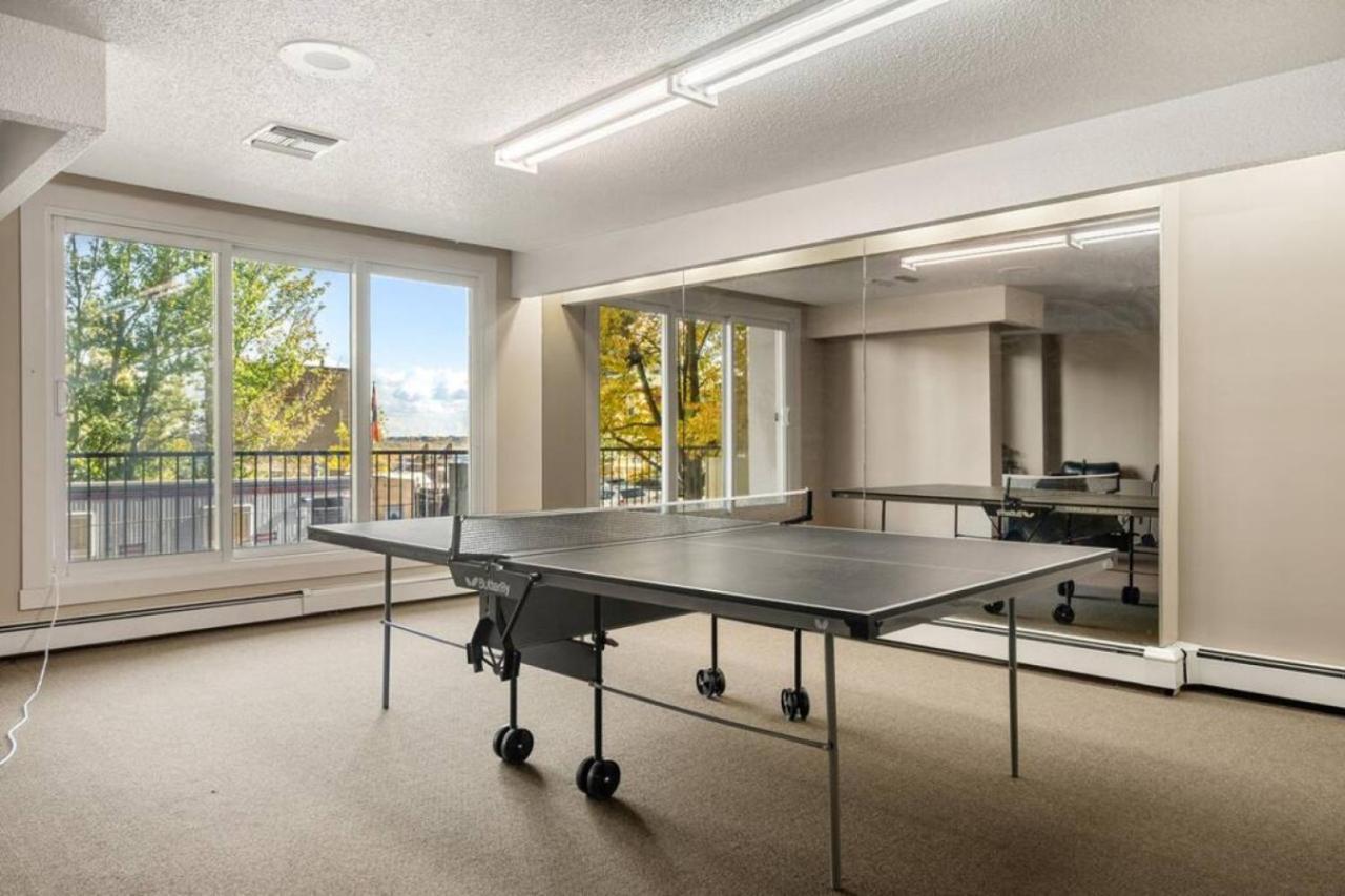 Prime Location Near Jasper Ave With Downtown Views, Netflix, Gym, Sauna, Sleeps 4 Appartement Edmonton Buitenkant foto