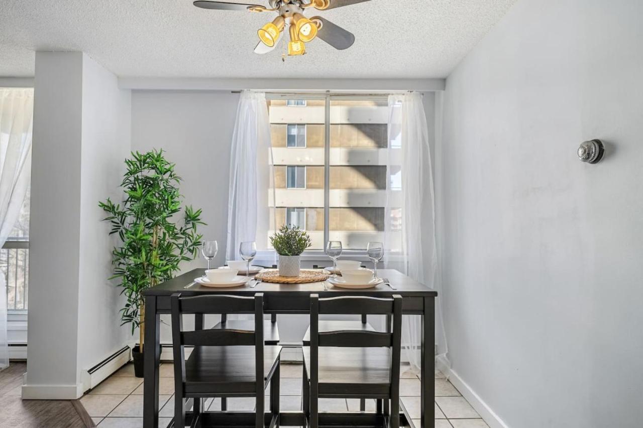 Prime Location Near Jasper Ave With Downtown Views, Netflix, Gym, Sauna, Sleeps 4 Appartement Edmonton Buitenkant foto