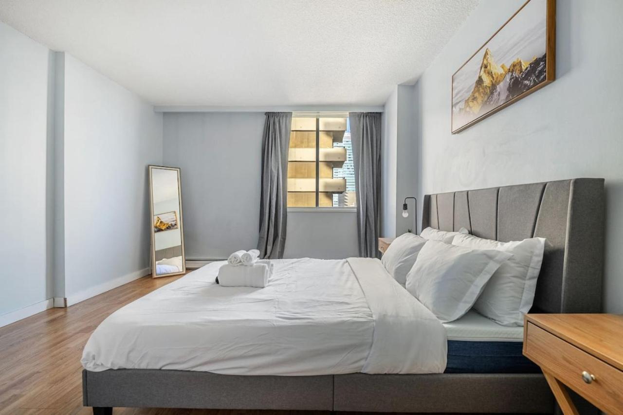 Prime Location Near Jasper Ave With Downtown Views, Netflix, Gym, Sauna, Sleeps 4 Appartement Edmonton Buitenkant foto