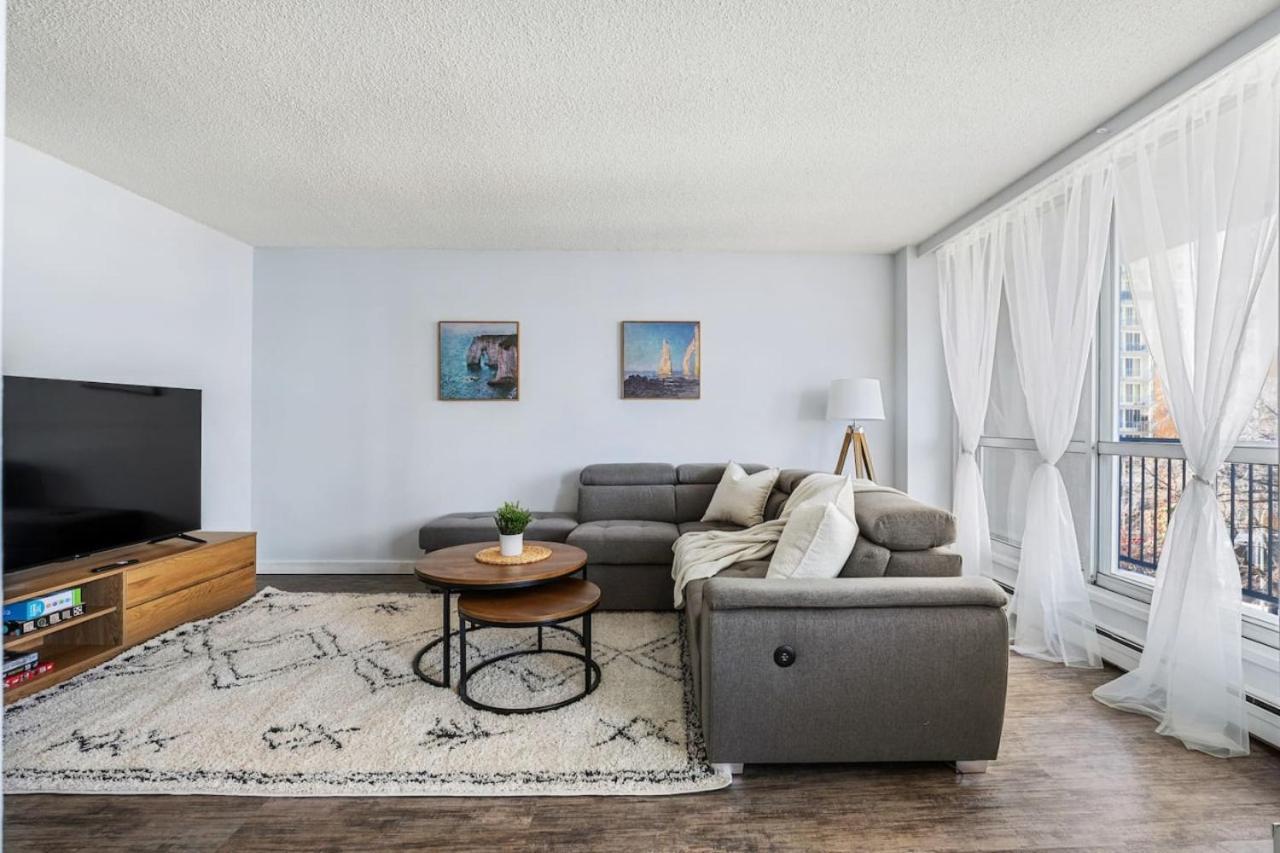 Prime Location Near Jasper Ave With Downtown Views, Netflix, Gym, Sauna, Sleeps 4 Appartement Edmonton Buitenkant foto