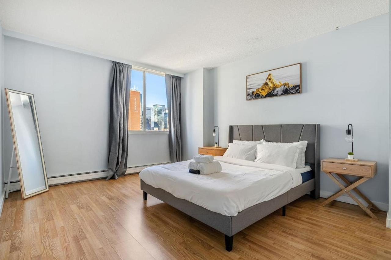 Prime Location Near Jasper Ave With Downtown Views, Netflix, Gym, Sauna, Sleeps 4 Appartement Edmonton Buitenkant foto