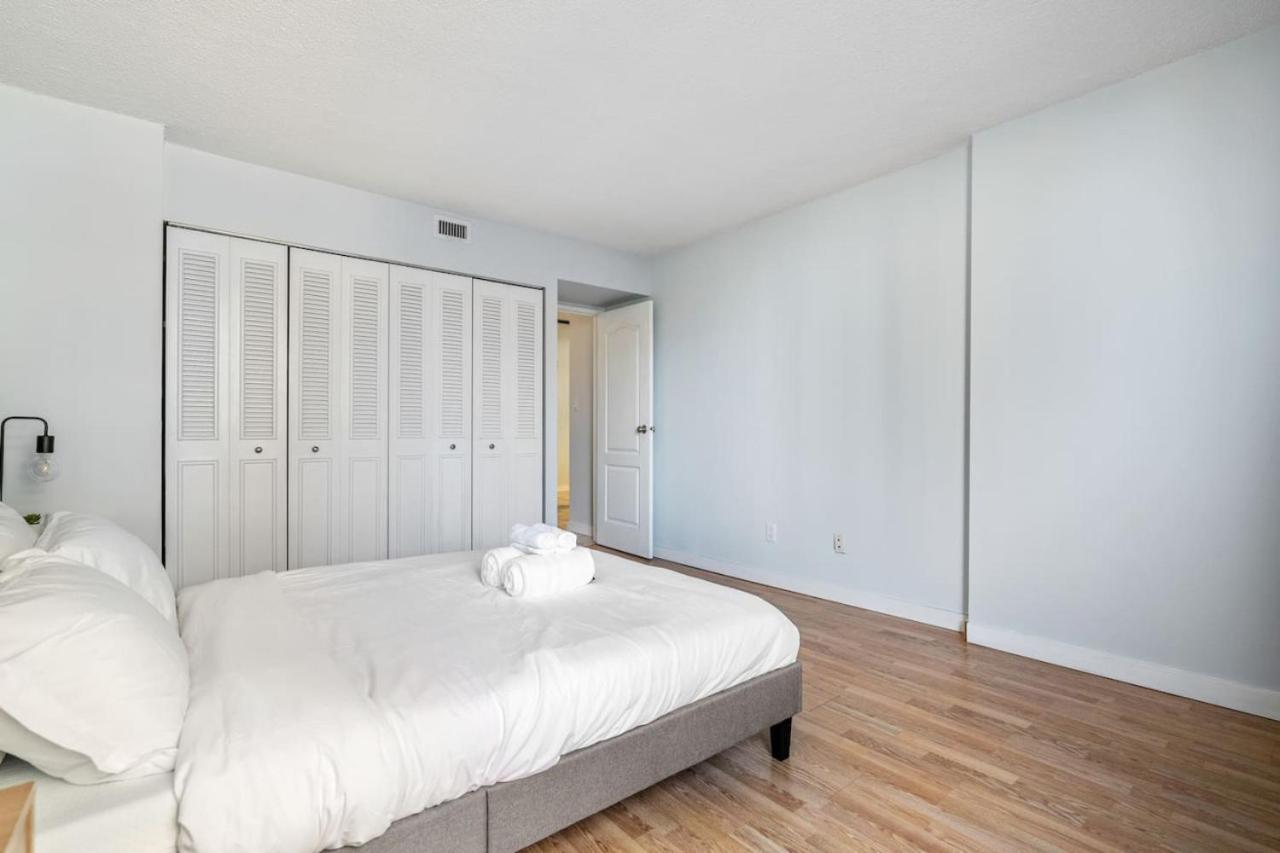 Prime Location Near Jasper Ave With Downtown Views, Netflix, Gym, Sauna, Sleeps 4 Appartement Edmonton Buitenkant foto