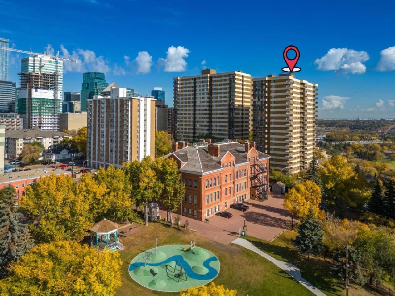 Prime Location Near Jasper Ave With Downtown Views, Netflix, Gym, Sauna, Sleeps 4 Appartement Edmonton Buitenkant foto