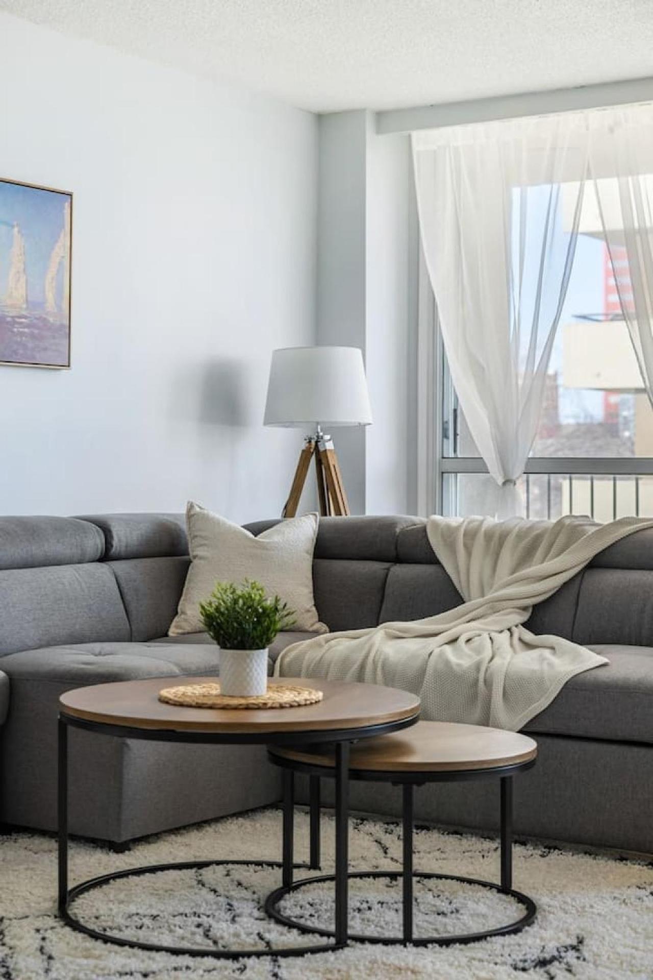 Prime Location Near Jasper Ave With Downtown Views, Netflix, Gym, Sauna, Sleeps 4 Appartement Edmonton Buitenkant foto